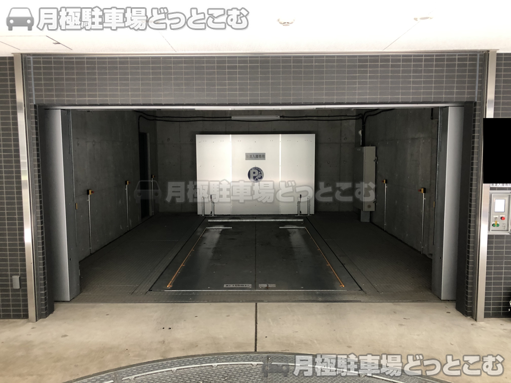 新宿区新宿5-18-10の月極駐車場3