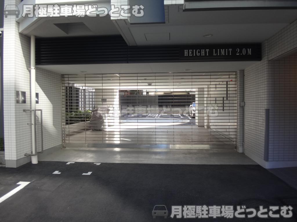 新宿区四谷三栄町11-13の月極駐車場1