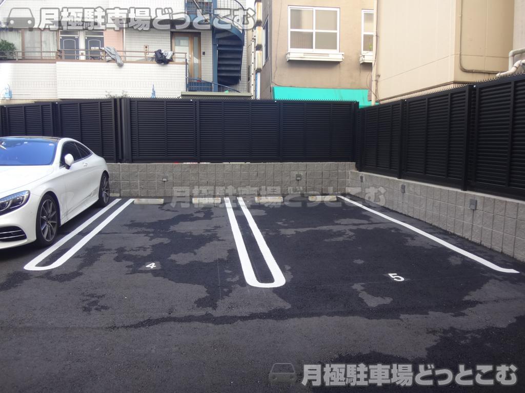 新宿区四谷三栄町11-13の月極駐車場2