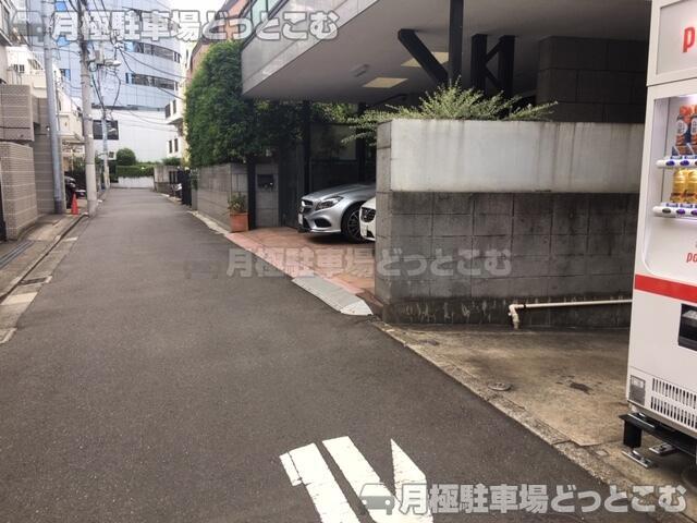 渋谷区神宮前2-3-11の月極駐車場2