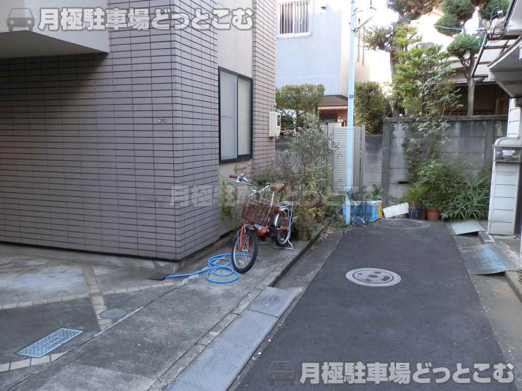 目黒区下目黒2丁目300-13の月極駐車場2