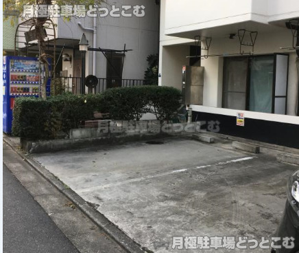 新宿区南山伏町1-2の月極駐車場2