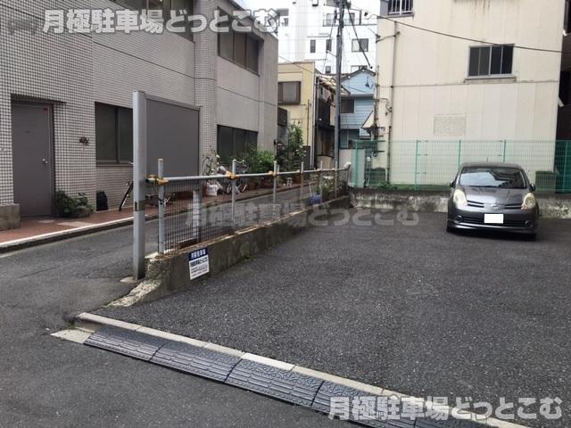 港区南麻布2丁目10-44の月極駐車場3