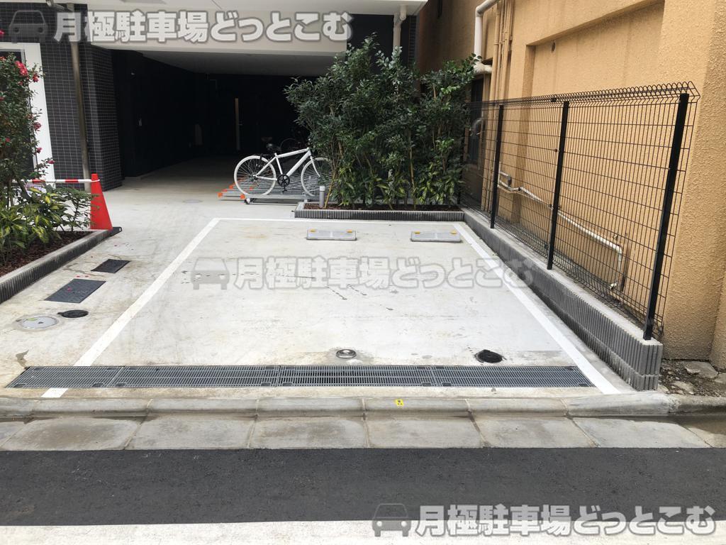 豊島区巣鴨1-9-8の月極駐車場1