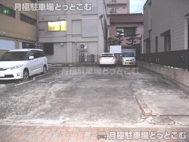 名古屋市東区泉2-1618の月極駐車場1