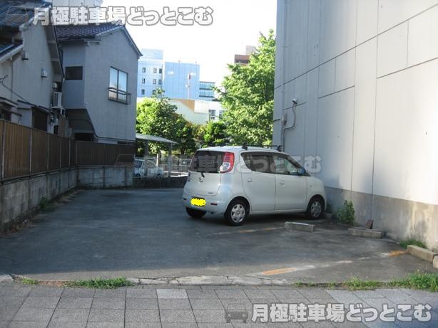 名古屋市東区東桜1丁目805番の月極駐車場2