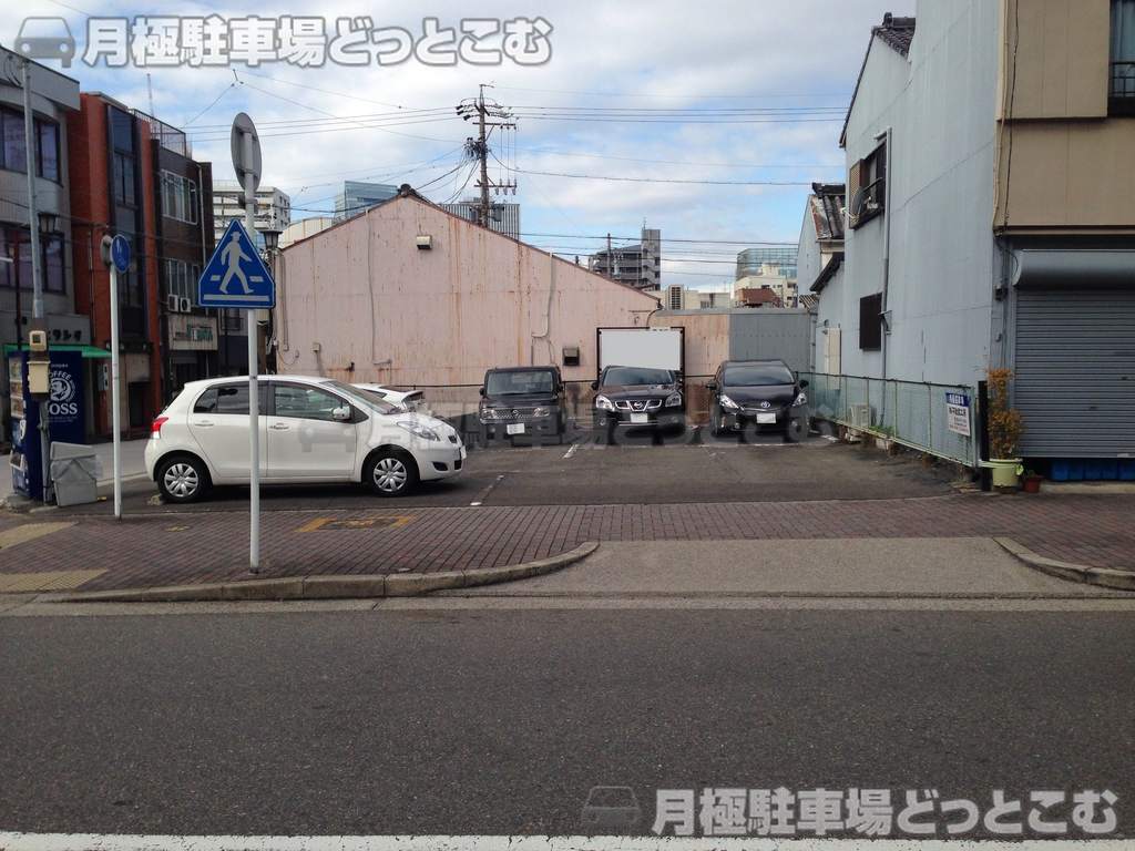 名古屋市西区那古野1丁目214の月極駐車場1