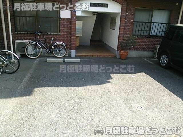 新宿区高田馬場1-9-27の月極駐車場2