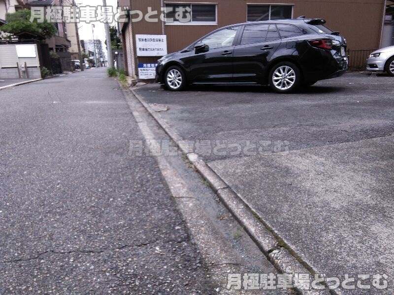 名古屋市昭和区広見町5丁目60-2の月極駐車場3