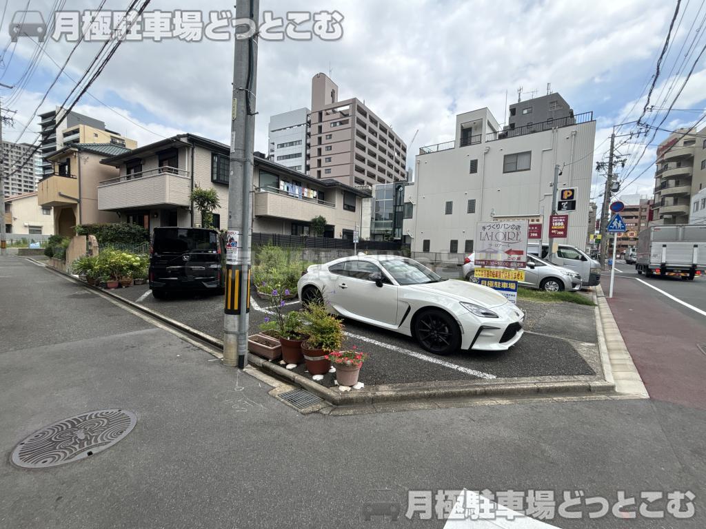 名古屋市東区葵2-318-4の月極駐車場1