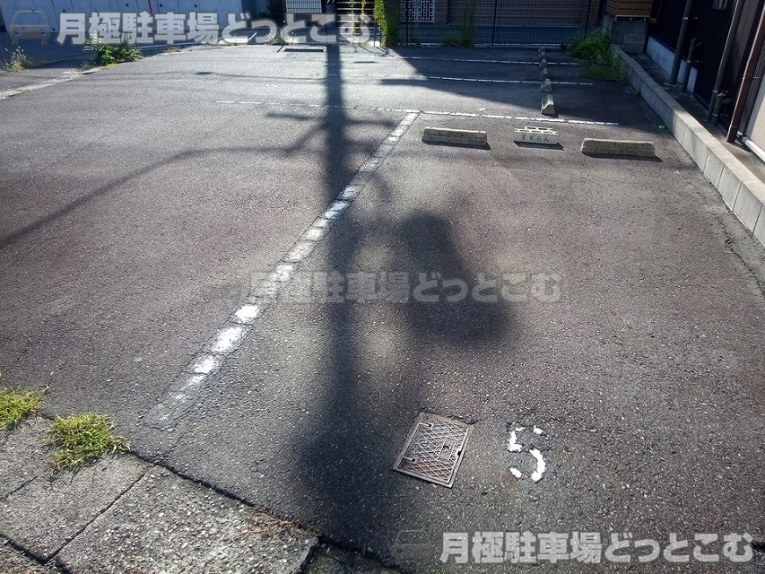 名古屋市緑区鹿山1丁目11の月極駐車場5