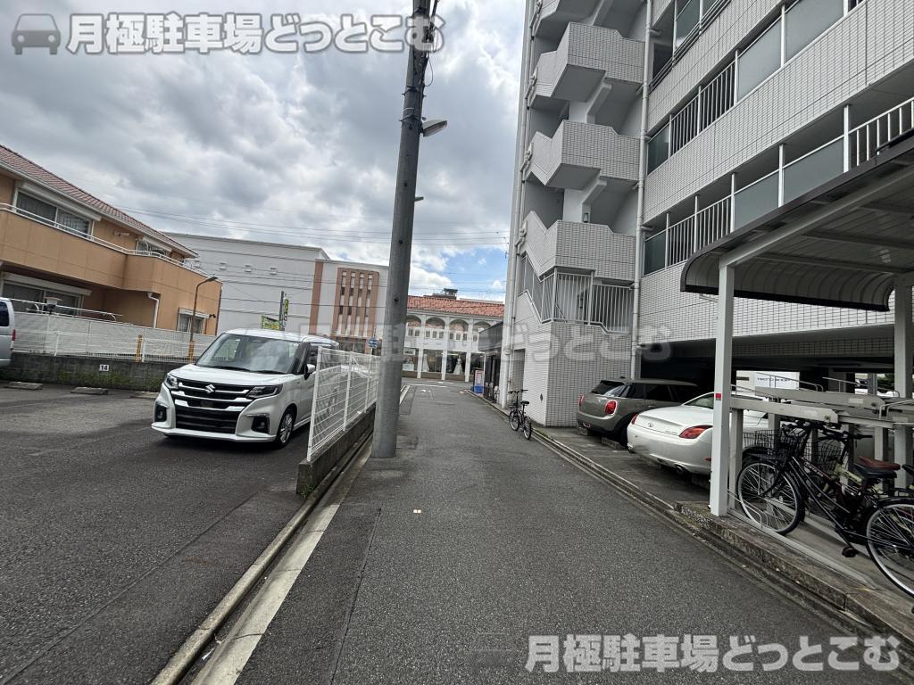 名古屋市東区葵2丁目1013番の月極駐車場4