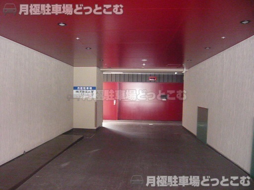 名古屋市東区泉2丁目1-28の月極駐車場1