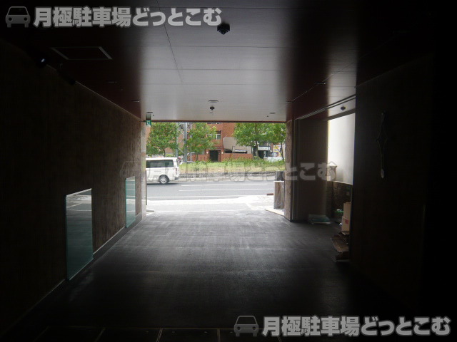 名古屋市東区泉2丁目1-28の月極駐車場7