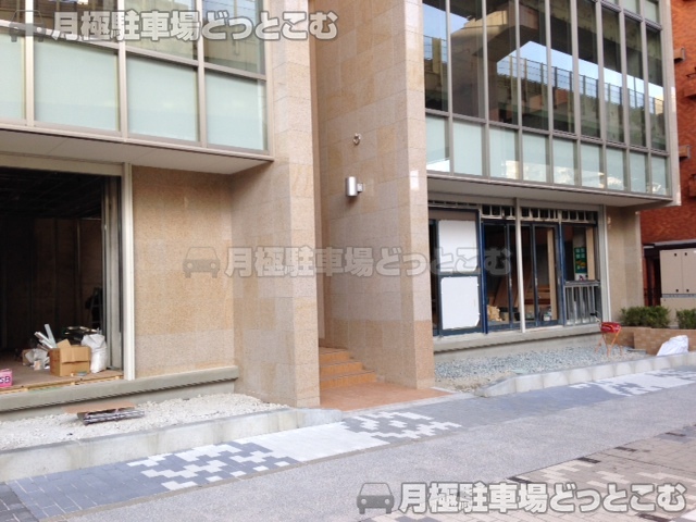 名古屋市東区泉2丁目1-28の月極駐車場8
