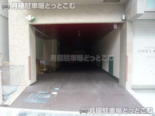 名古屋市東区泉2丁目1-28の月極駐車場2