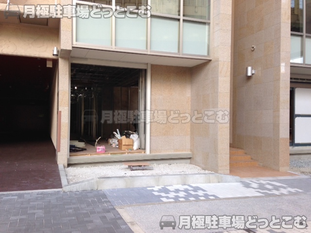 名古屋市東区泉2丁目1-28の月極駐車場4