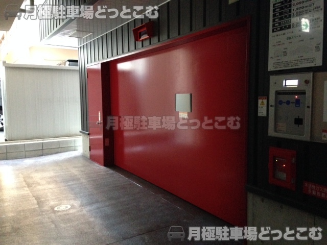 名古屋市東区泉2丁目1-28の月極駐車場8
