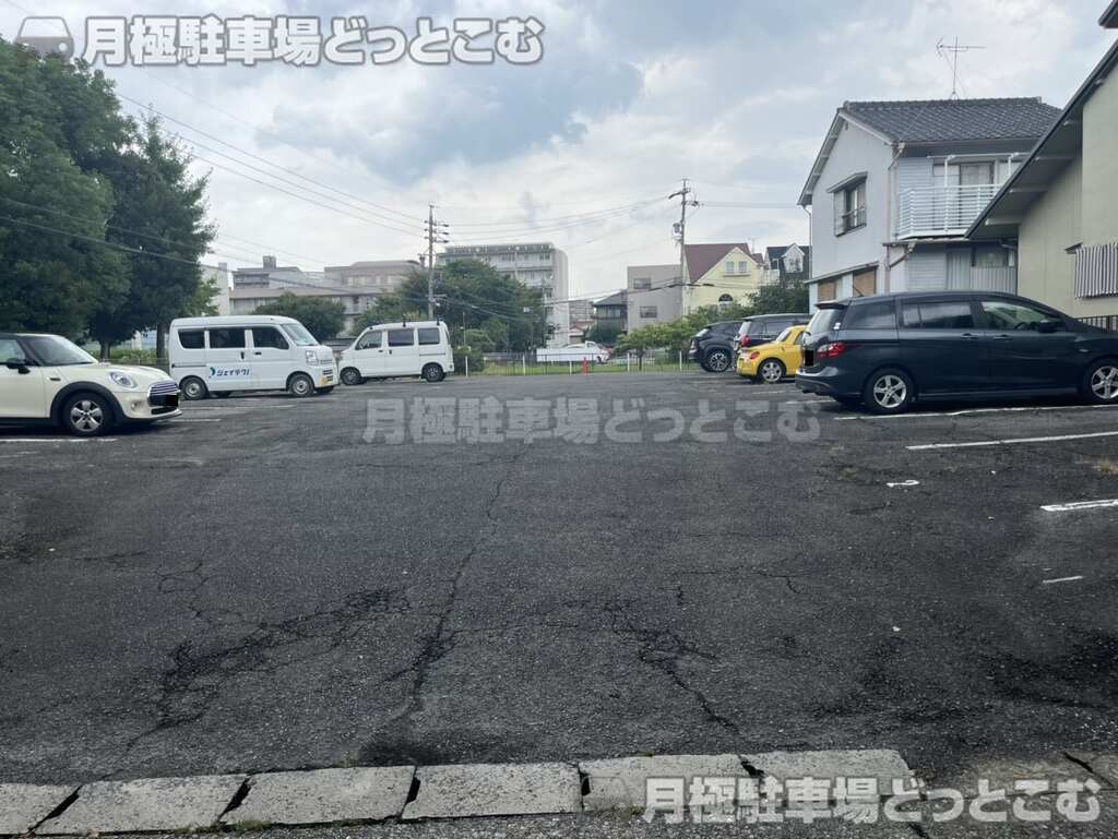 名古屋市名東区引山1丁目1014の月極駐車場2