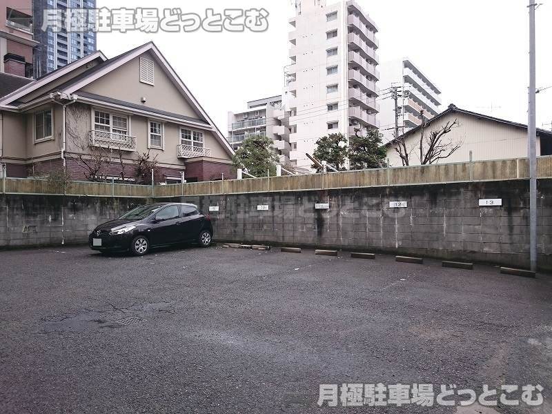 名古屋市東区泉1-10-15の月極駐車場3