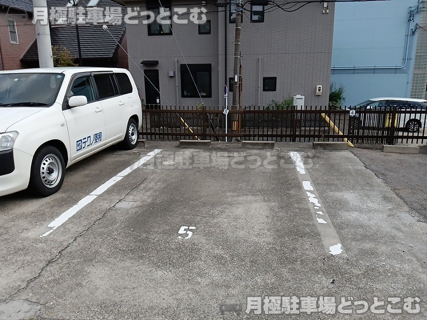 名古屋市千種区向陽町2-43-1,44-1の月極駐車場5