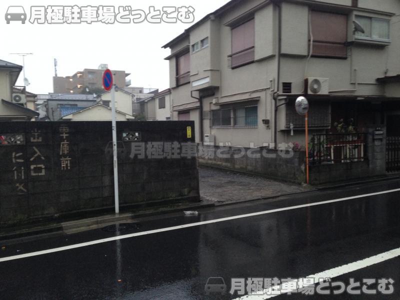 大田区西六郷2-51-14の月極駐車場1