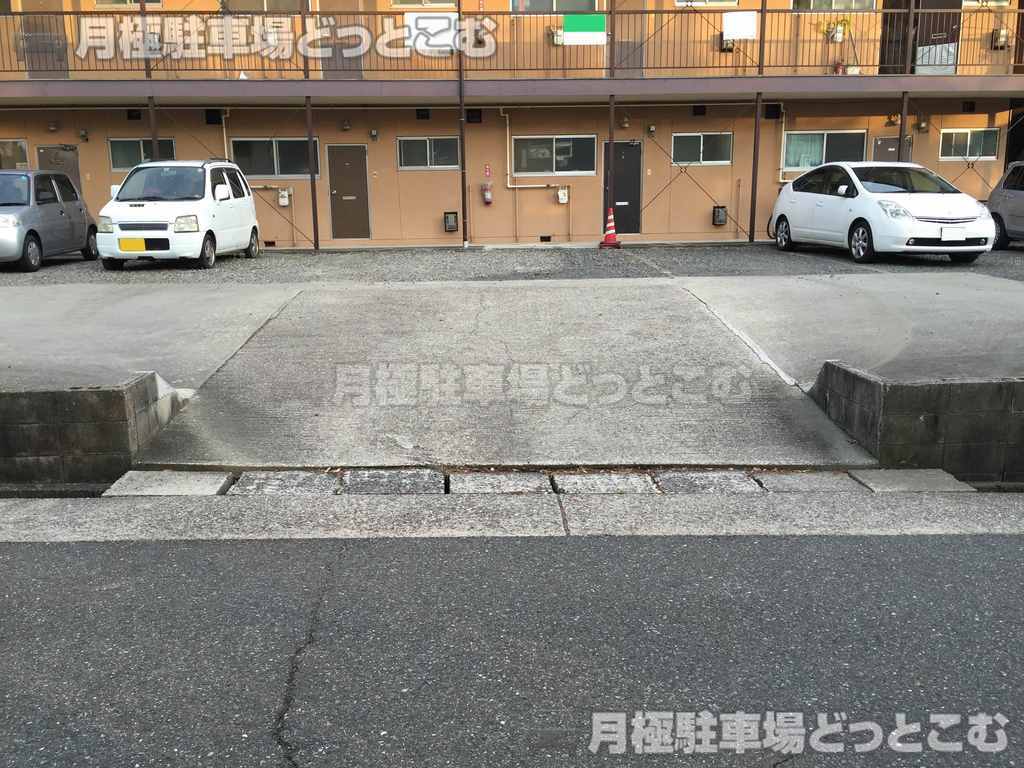 名古屋市名東区極楽3丁目82-1の月極駐車場1