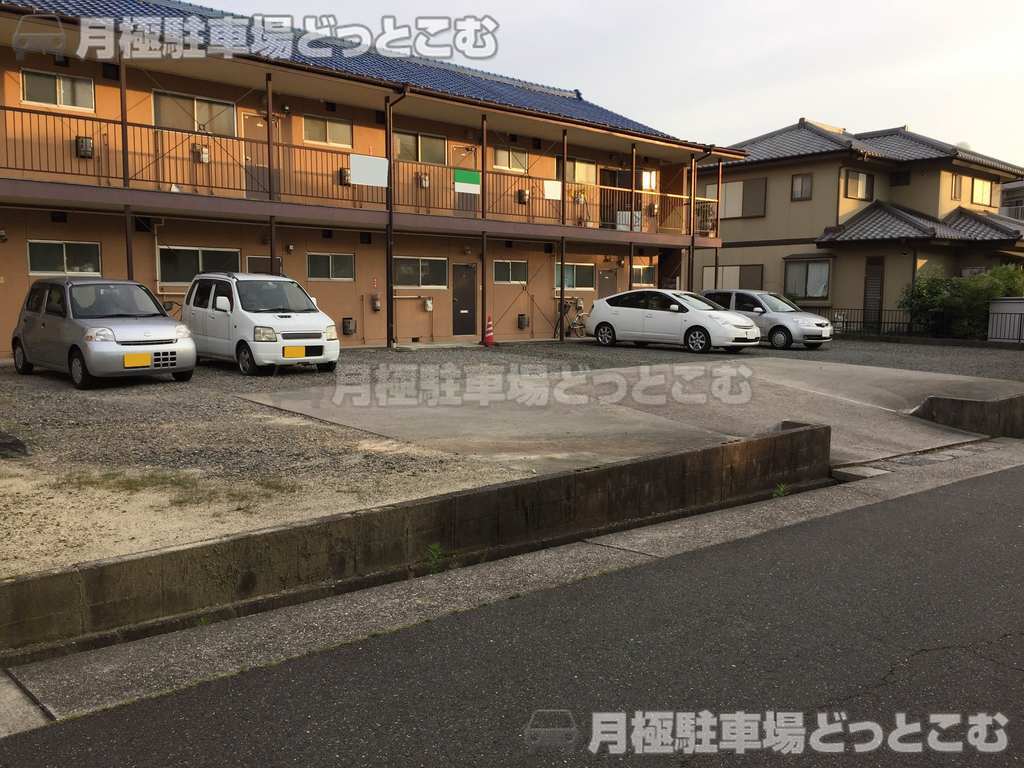 名古屋市名東区極楽3丁目82-1の月極駐車場3