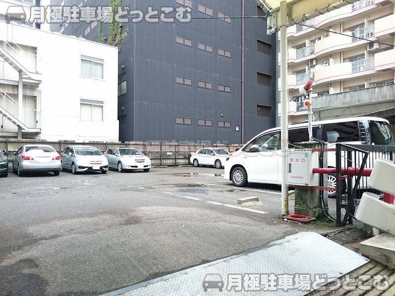名古屋市中区丸の内2-16-13の月極駐車場1