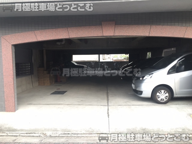 名古屋市西区那古野1丁目1-5の月極駐車場1