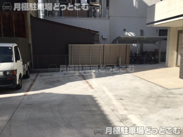 名古屋市西区那古野2丁目11-14の月極駐車場1