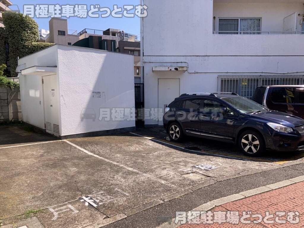 渋谷区松濤1丁目27番7号の月極駐車場3