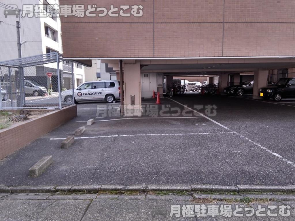 名古屋市西区那古野1丁目1001番1の月極駐車場8