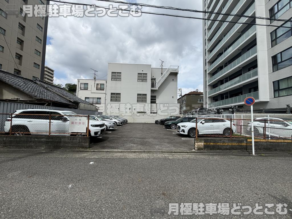 名古屋市東区葵1丁目1503の月極駐車場1