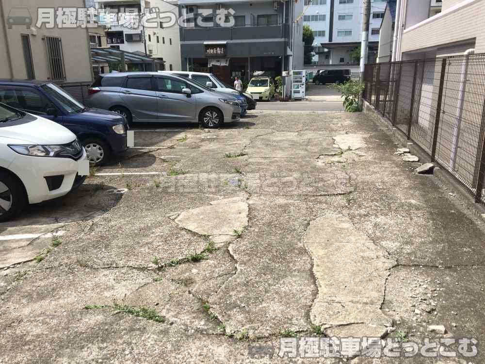 名古屋市東区泉2丁目1004の月極駐車場3