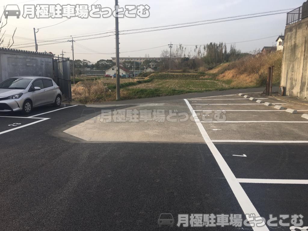 愛知郡東郷町春木字新池24番地の月極駐車場5