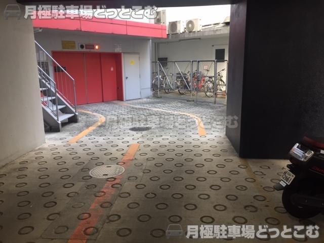 名古屋市中区金山1丁目2番4号の月極駐車場2