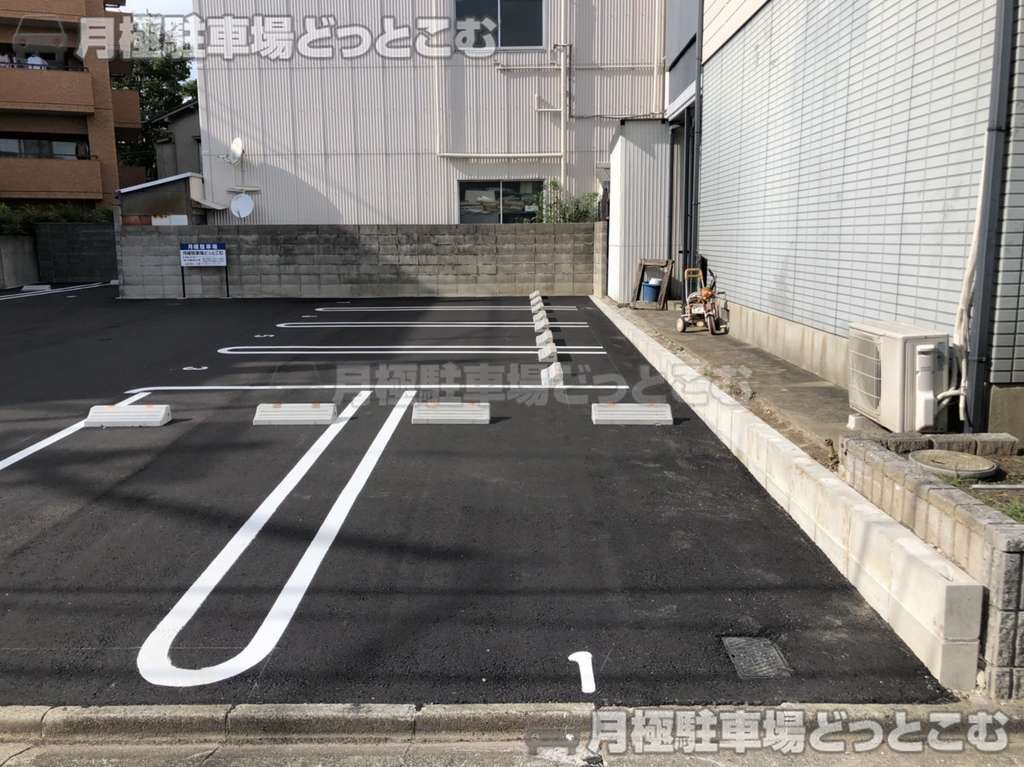 名古屋市東区白壁3丁目2705番1の月極駐車場1