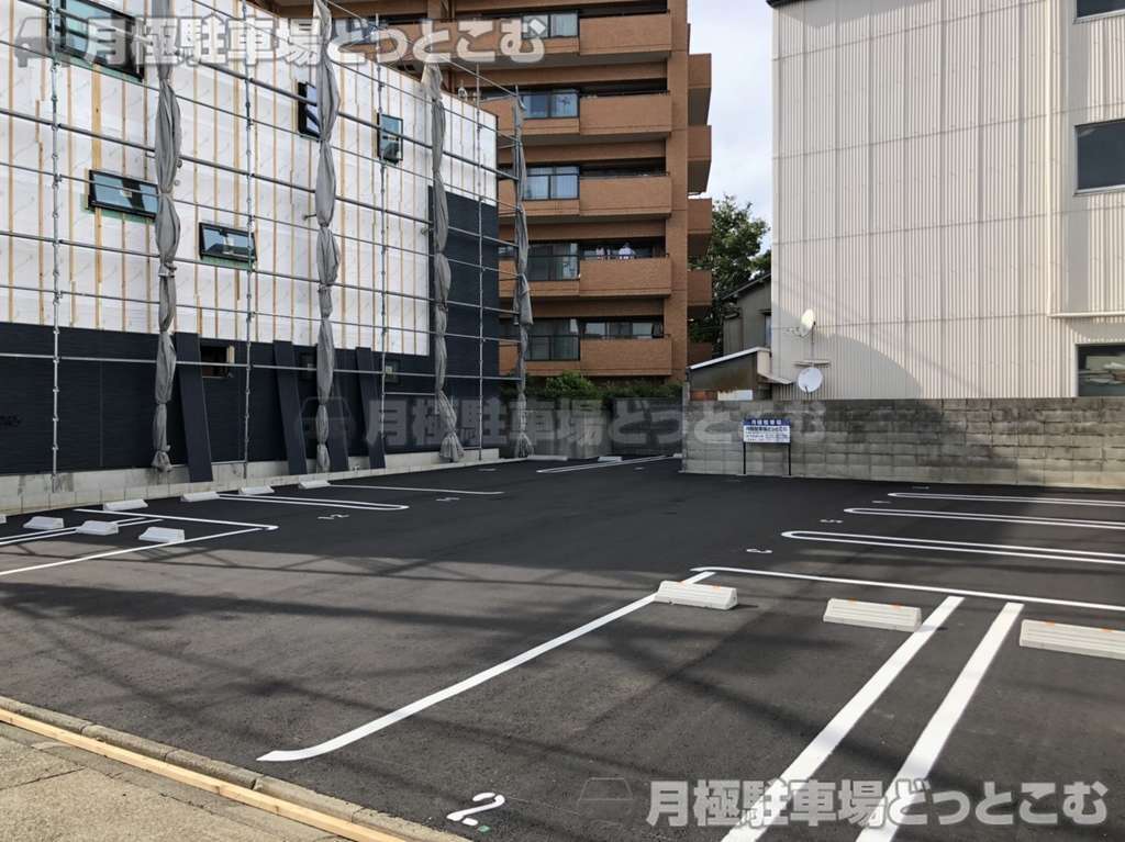 名古屋市東区白壁3丁目2705番1の月極駐車場2