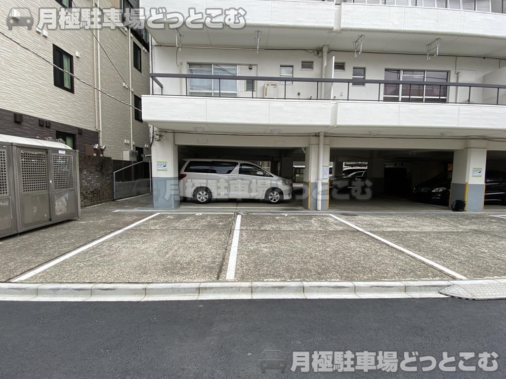 新宿区大久保1-3-3の月極駐車場1