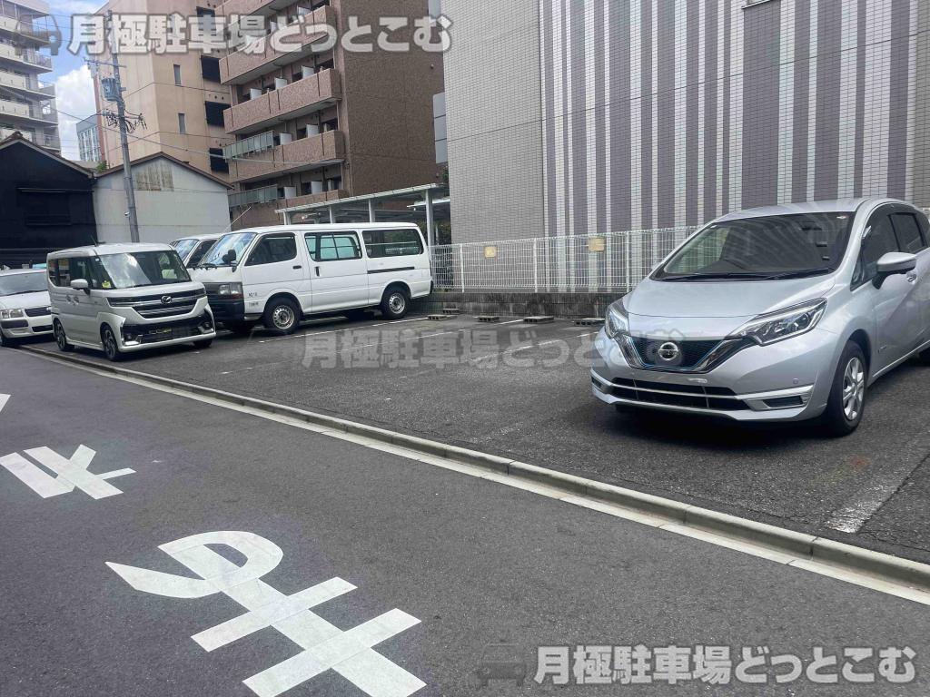 名古屋市中村区名駅南1丁目1011、1012の月極駐車場3