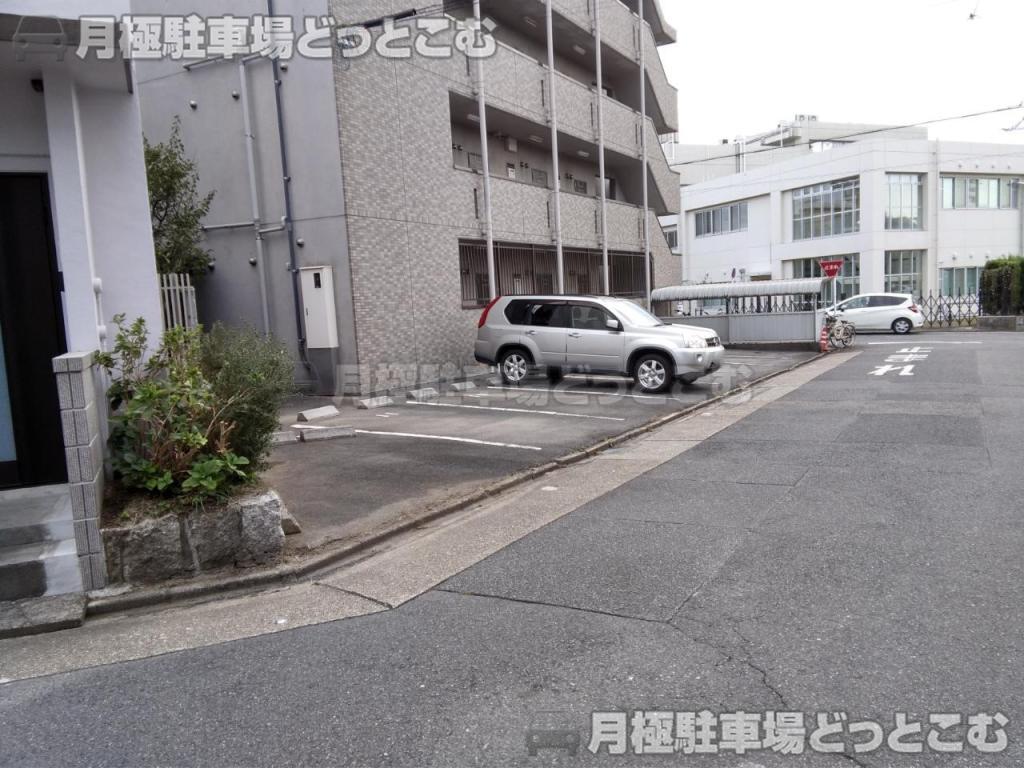 名古屋市千種区吹上2丁目3-15の月極駐車場8