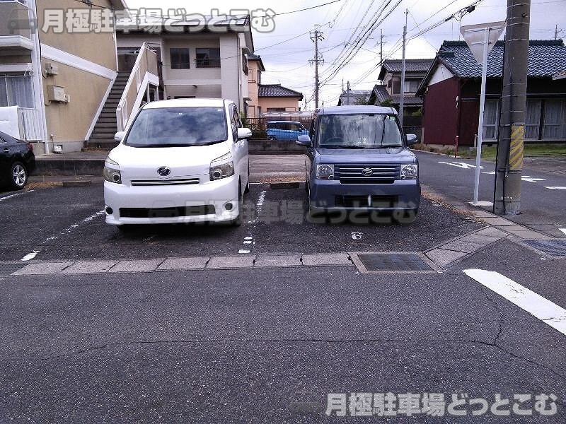 刈谷市泉田町城前125の月極駐車場9