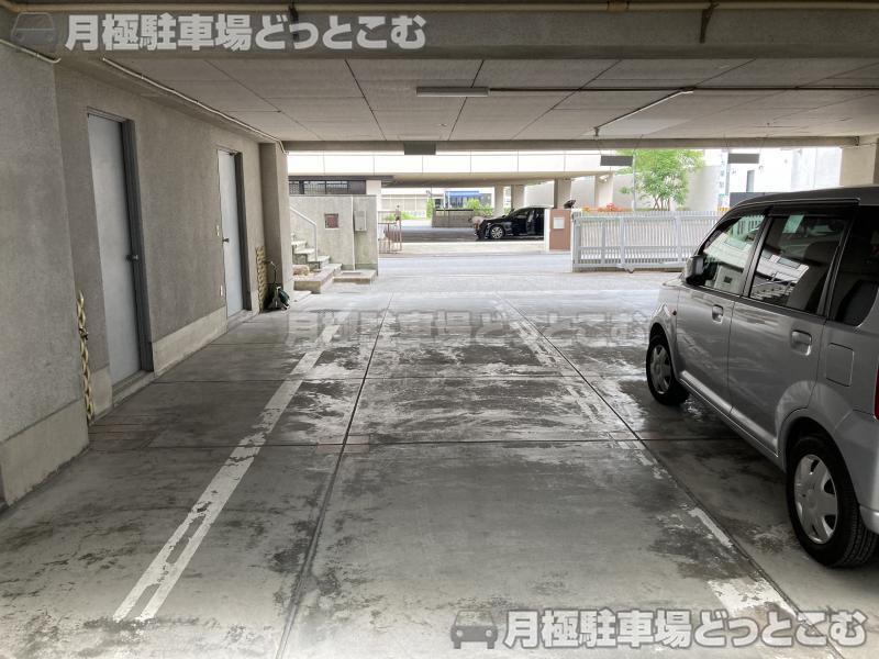 名古屋市中区葵1-27-3の月極駐車場3