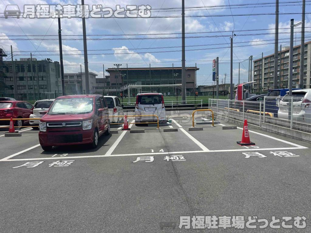 名古屋市中村区稲葉地町2丁目121の月極駐車場8