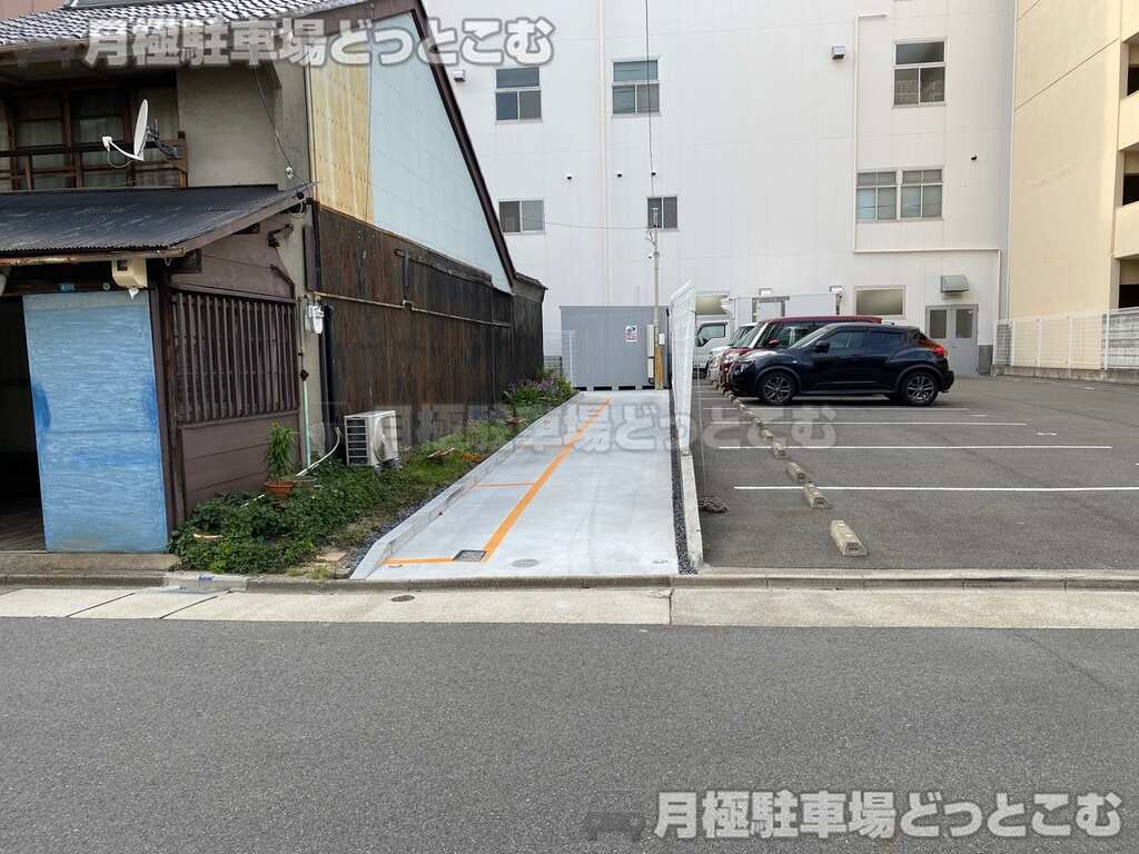 名古屋市中川区山王1丁目4-13の月極駐車場3