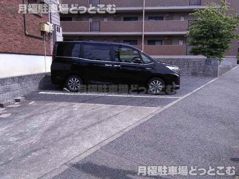 知多郡武豊町中根3-98-5の月極駐車場3