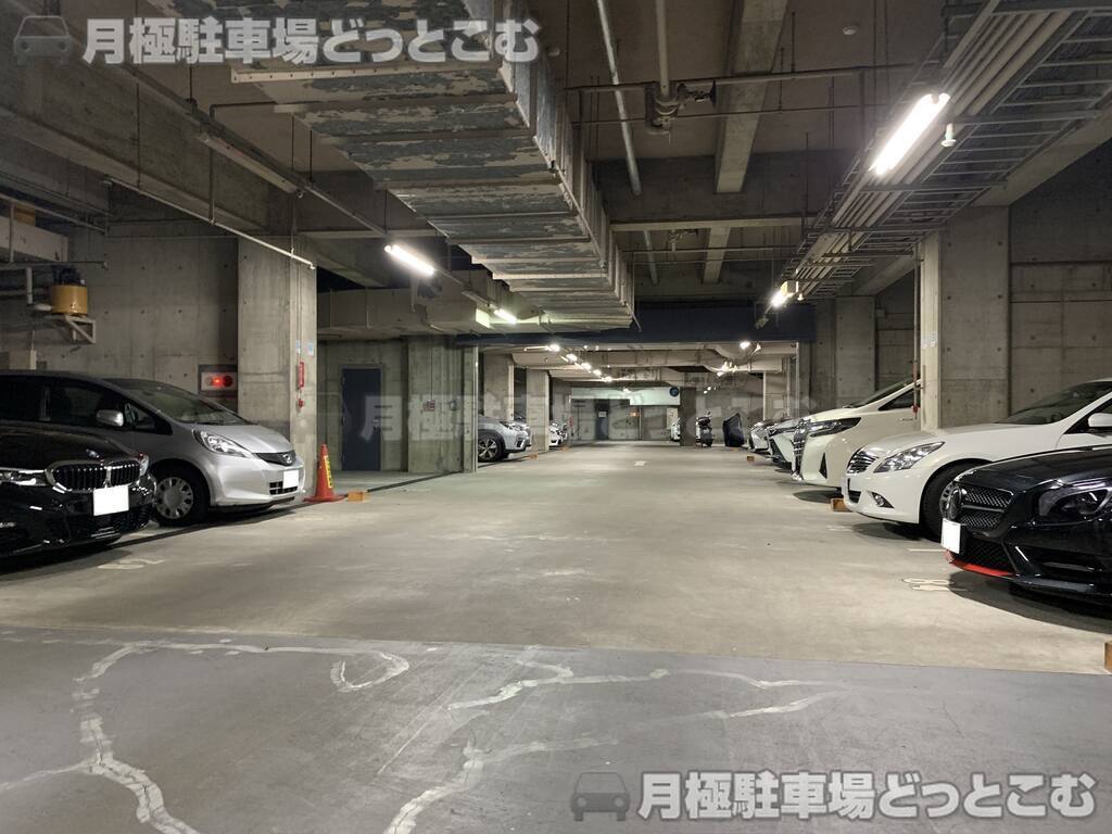 渋谷区幡ヶ谷二丁目39番8の月極駐車場1