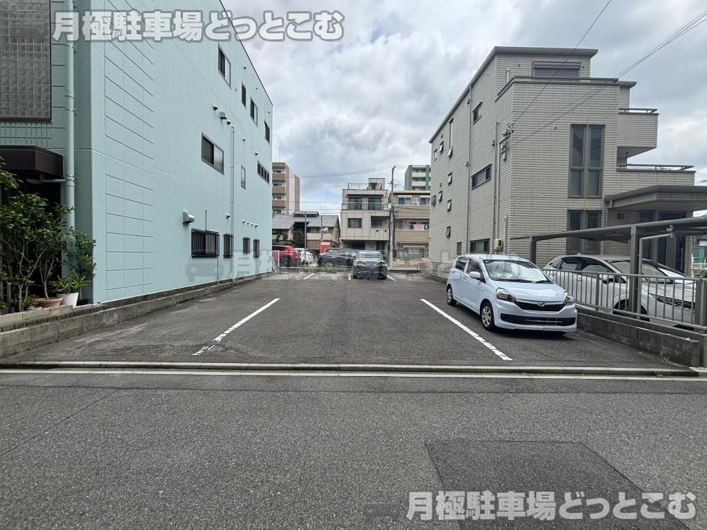 名古屋市東区葵2丁目10-20の月極駐車場1
