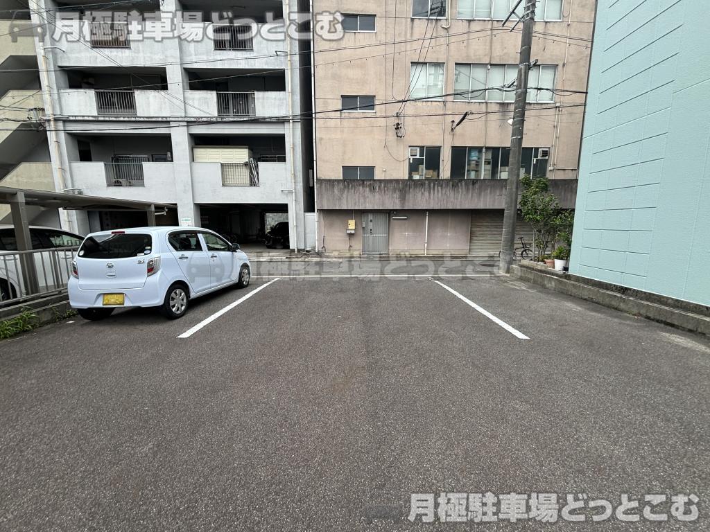 名古屋市東区葵2丁目10-20の月極駐車場6